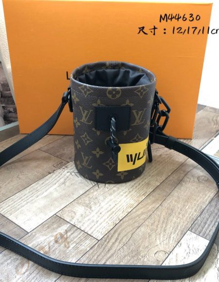 Louis Vuitton CHALK BAG