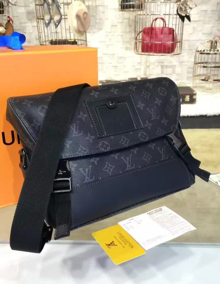 Louis Vuitton DISTRICT