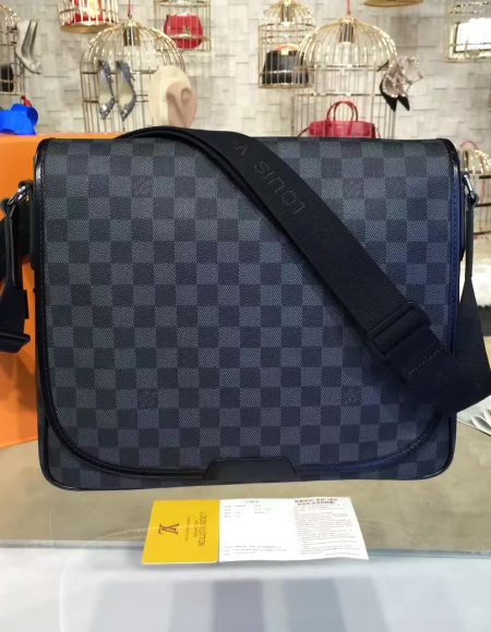 Louis Vuitton DISTRICT