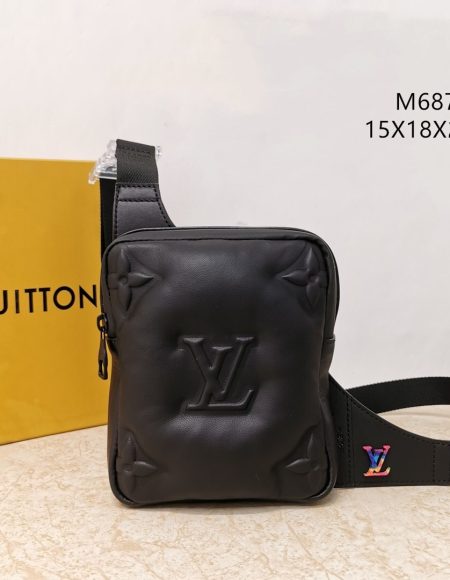 LOUIS VUITTON Shoulder Bags