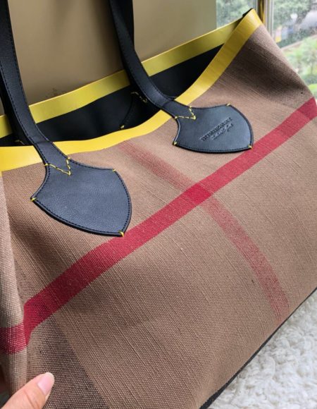 Burberry Shopping bag