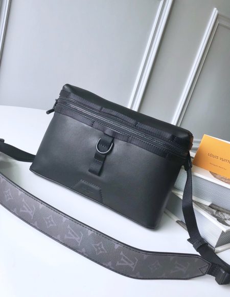 LOUIS VUITTON Messenger Bag