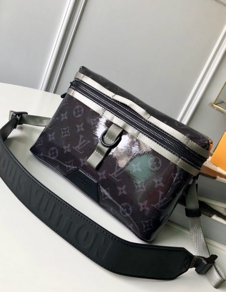LOUIS VUITTON Messenger Bag