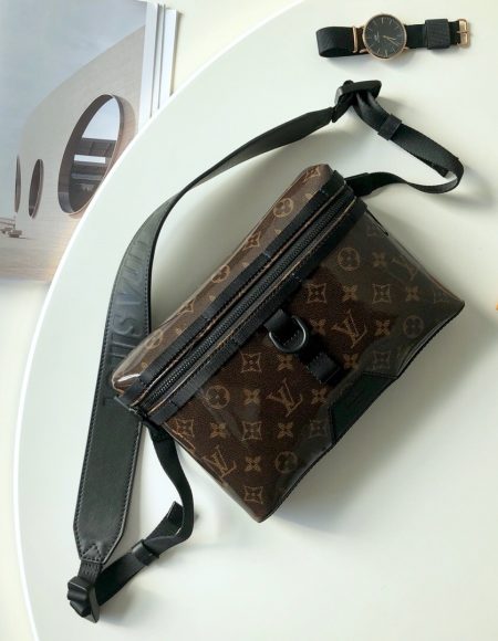 LOUIS VUITTON Messenger Bag