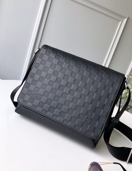 LOUIS VUITTON Messenger Bag