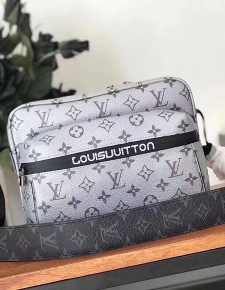 LOUIS VUITTON CATWALK MODELS MESSENGER BAG