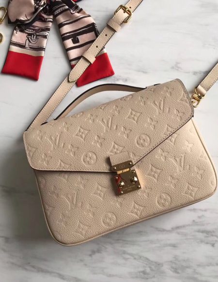 LOUIS VUITTON Pochette Metis