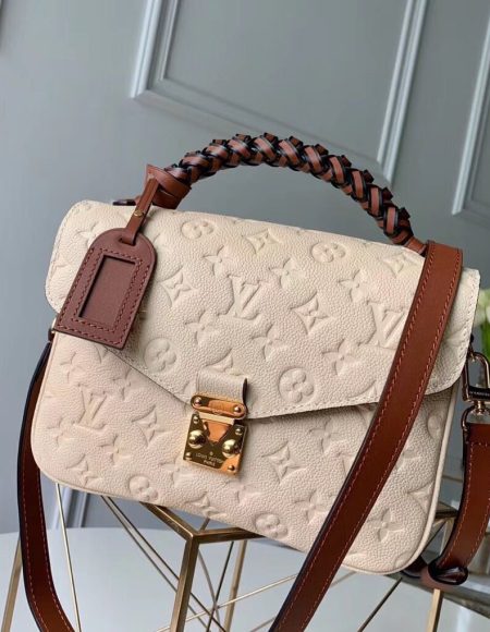 LOUIS VUITTON Pochette Metis