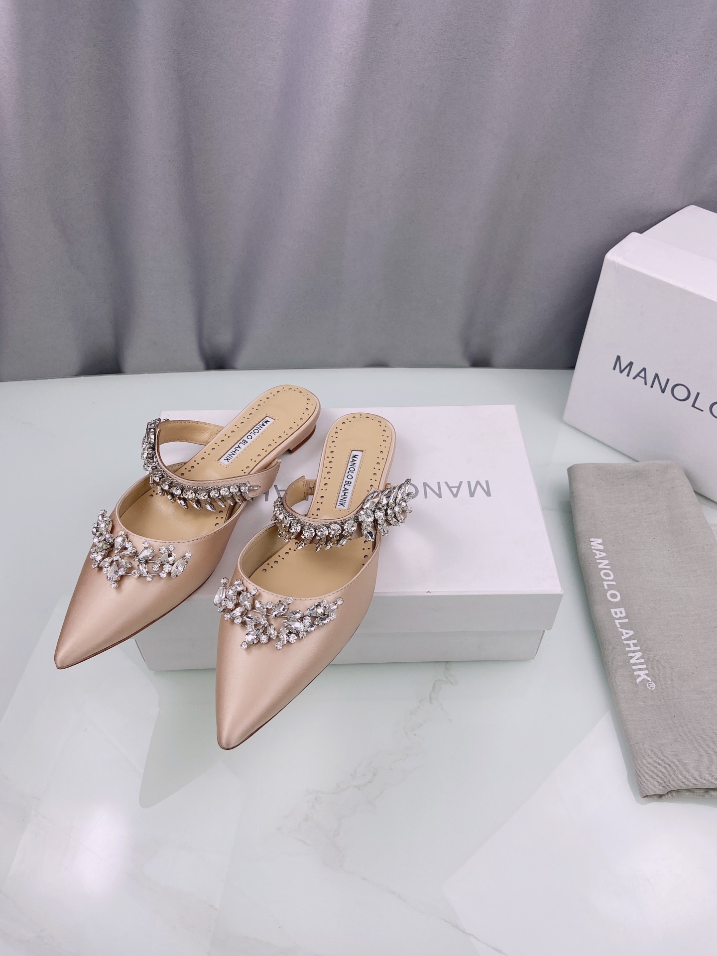 MANOLO BLAHNIK LURUMFLAT NUDE 122-1947-0010