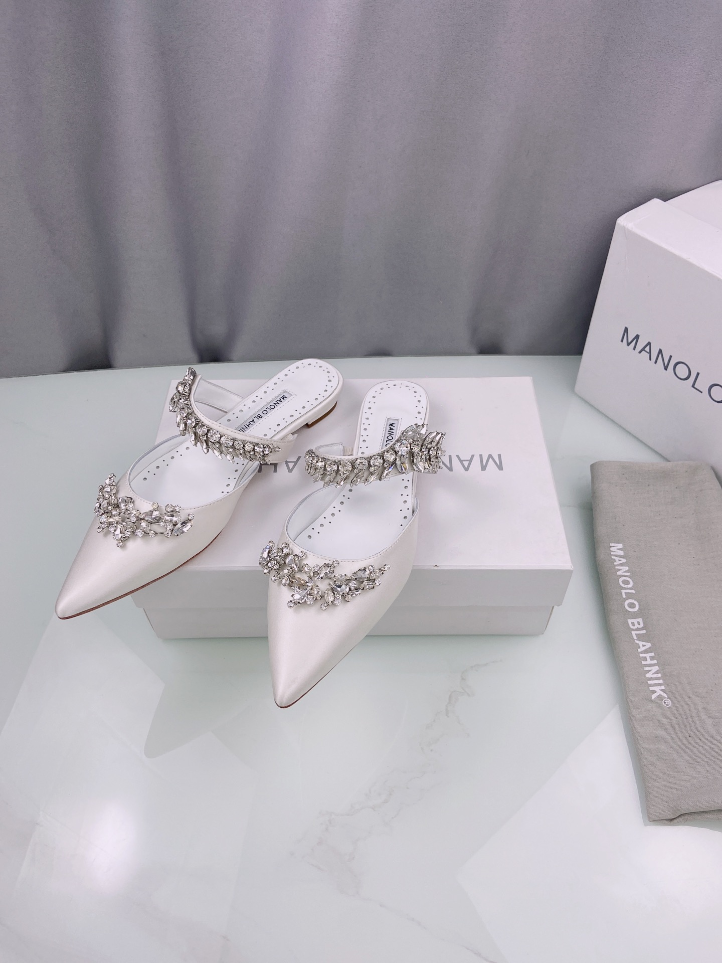 MANOLO BLAHNIK LURUMFLAT WHITE 122-1947-0010